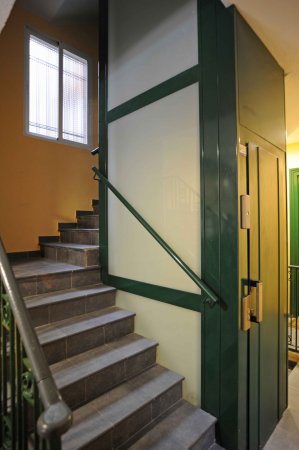 Ascensor en escalera interior